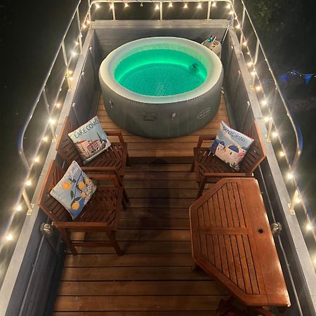 ホテル Delightful 2 Bed Double Decker Bus With Hot Tub アックフィールド エクステリア 写真