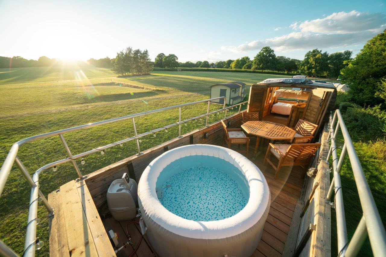 ホテル Delightful 2 Bed Double Decker Bus With Hot Tub アックフィールド エクステリア 写真