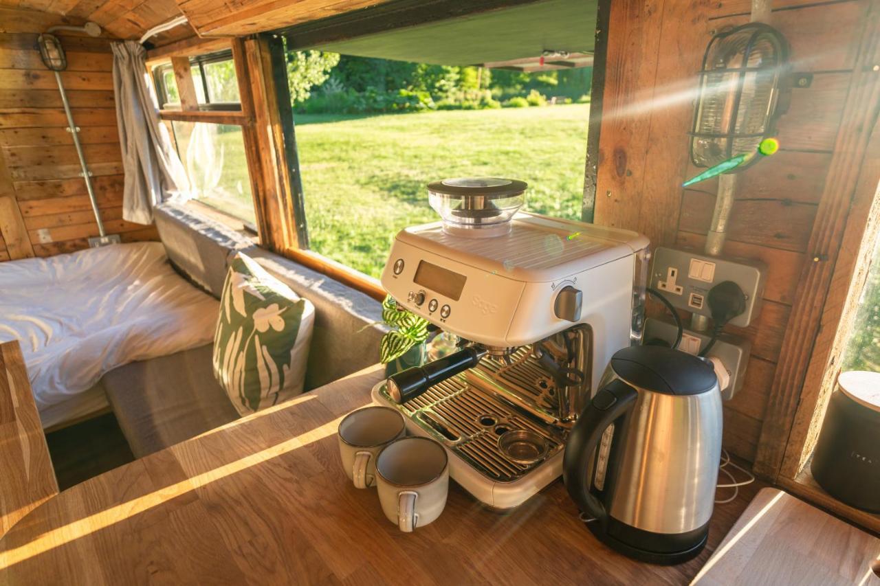 ホテル Delightful 2 Bed Double Decker Bus With Hot Tub アックフィールド エクステリア 写真